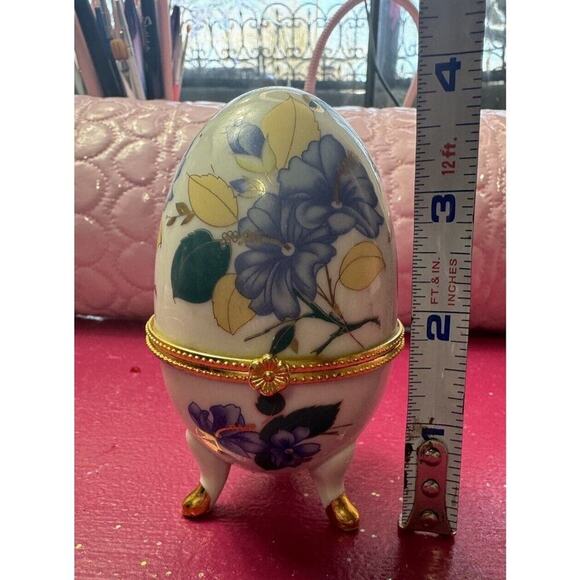 TRINKET BOX White Porcelain Egg Shaped Footed Gold Design w/ Baby Blue Center‎ - Picture 5 of 5